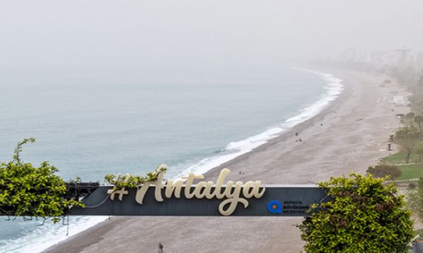 Çöl tozu Antalya'yı esir aldı