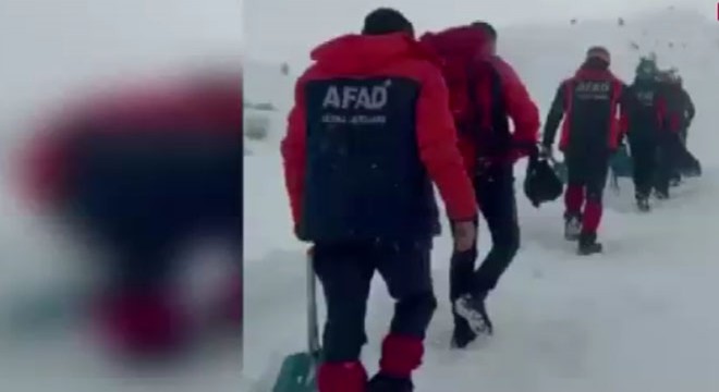 Arızaya giden ekibin üzerine çığ düştü