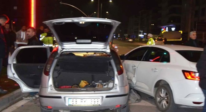 'Dur' ihtarına uymadı, Emniyet Müdürü Yardımcısının aracına çarptı