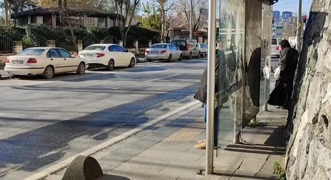 1 aylık bebeği otobüs durağına terk ettiler