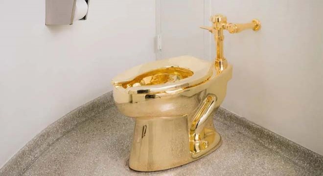 18 ayar altın tuvalet 12 milyon dolara satıldı