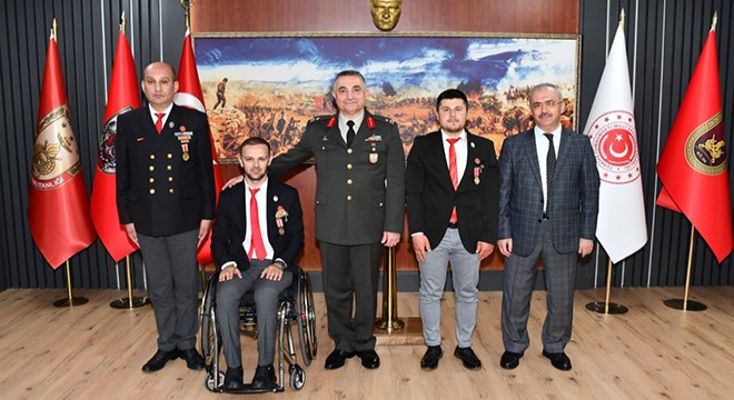 2 gaziye 'malul' rozeti