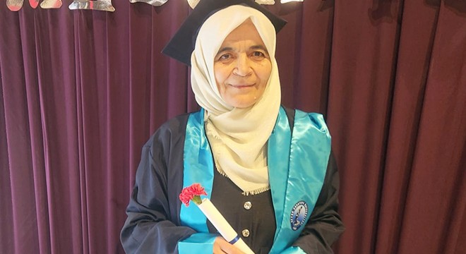 65 yaşında üniversiteden mezuniyet sevinci yaşadı