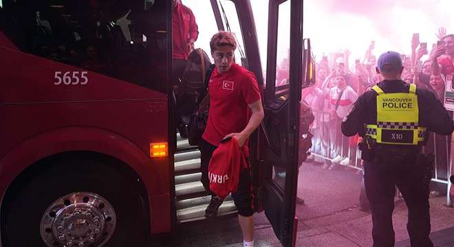 A Milli Futbol Takımı, Vancouver'da meşalelerle karşılandı