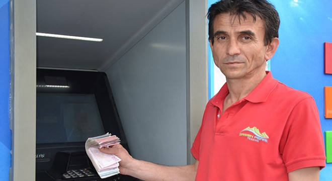 ATM haznesinde bulduğu parayı bankaya teslim etti