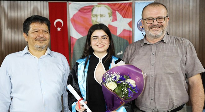 AÜ'de 60 kişilik bölümün tek kadını mezun oldu