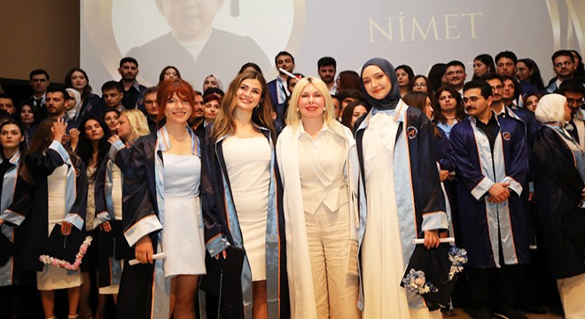 AÜ'de diş hekimleri mezun oldu