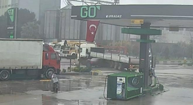 Akaryakıt istasyonundan dönüş yapan TIR'a çarptı