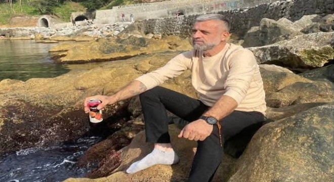Akrabasını bıçakla öldürdü