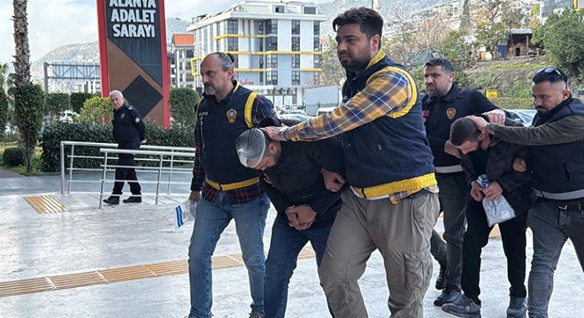 Alanya'da bıçaklı ve zincirli kavga kamerada; 7 gözaltı