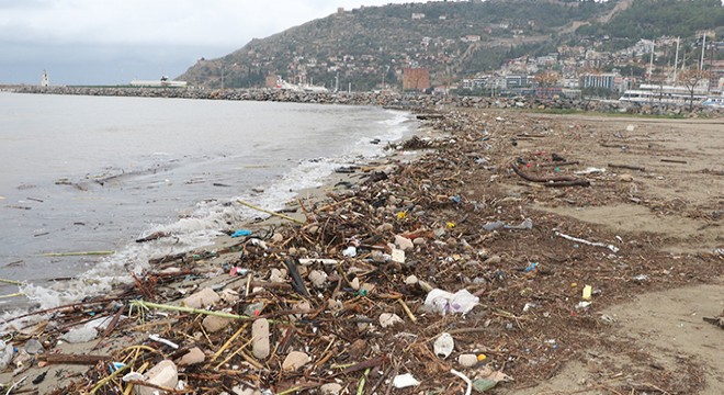 Antalya'da denize sürüklenen atıklar kirlilik oluşturdu
