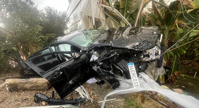 Alanya'da otomobil muz serasına girdi; 4 yaralı