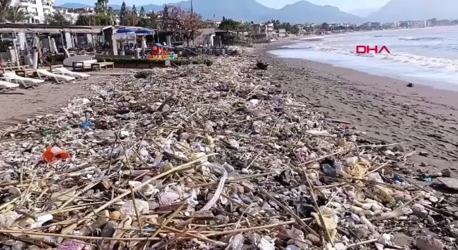 Alanya'da sağanağın ardından sahil atıkla doldu