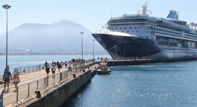 Alanya'ya kruvaziyerle İngiliz turistler geldi