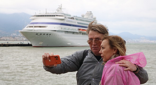 Alanya'ya yılın ilk kruvaziyeri demirledi