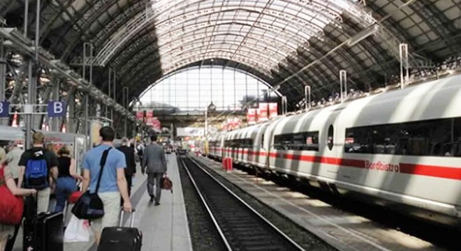 Almanya'da terör alarmı: Seferler durduruldu