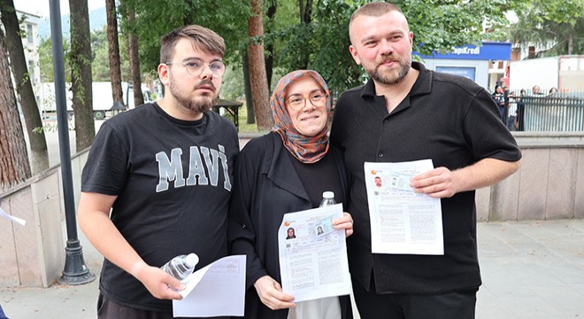 Anne ve iki oğlu aynı okulda üniversite sınavına girdi