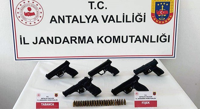 Antalya'da 5 ruhsatsız tabanca ele geçirildi