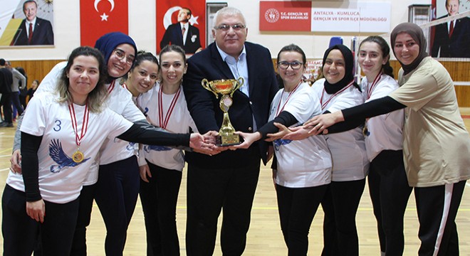 Antalya'da Öğretmenler Voleybol Turnuvası sona erdi