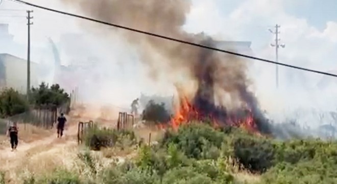 Antalya'da anız tarlasındaki yangın söndürüldü