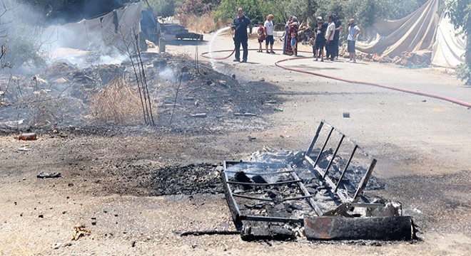 Antalya'da ateşe verilen çekyattan sıçrayan yangın evleri tehdit etti