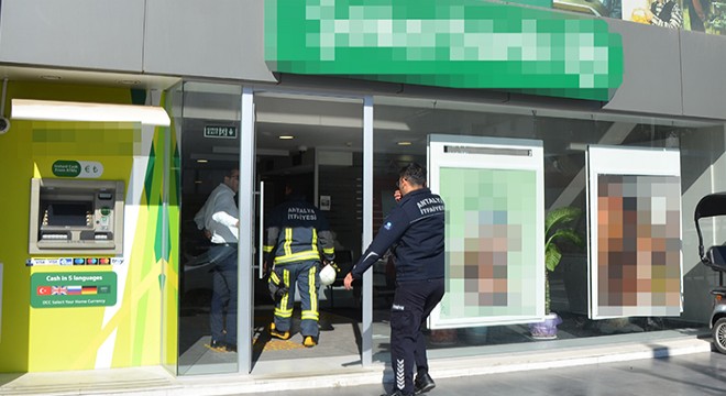 Antalya'da bankanın sistem odasındaki duman korkuttu