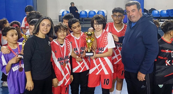 Antalya'da basketbol turnuvasının birincilerine kupa