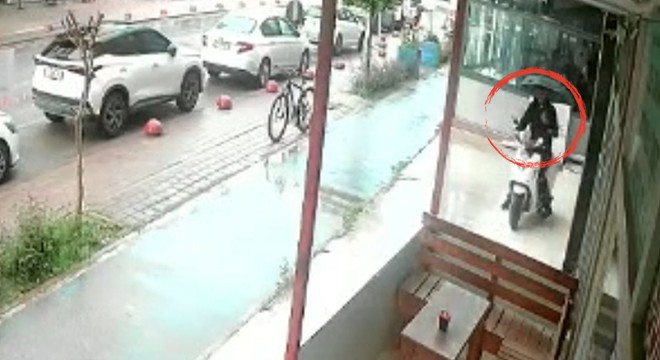 Antalya'da bisikletle gelip motosikleti çaldı