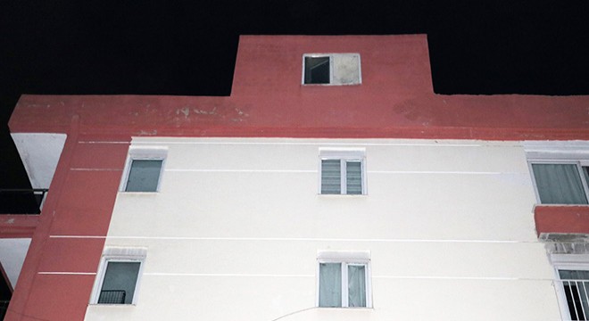 Antalya'da boş apartmanın çatısında ateş yaktılar