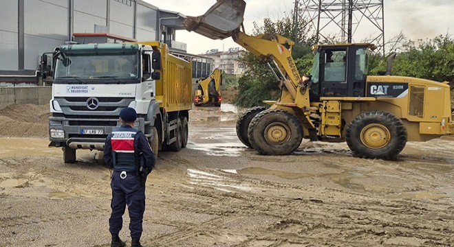 Antalya'da çalınan 50 kamyon kum, yerlerine döküldü