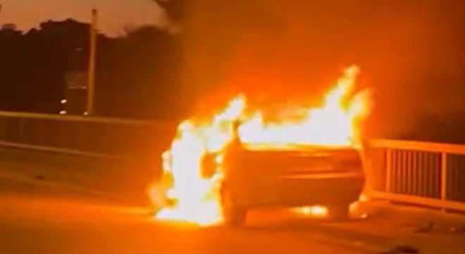 Antalya'da çarpışan otomobillerden biri yandı