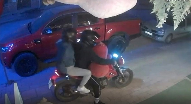 Antalya'da çiçekçiden pelüş ayı hırsızlığı kamerada