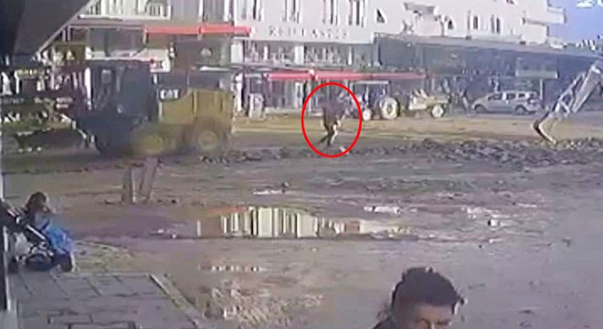 Antalya'da belediye çalışanına dozer çarptı
