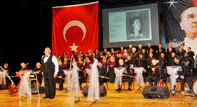 Antalya'da hekimlerden türkü konseri