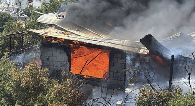 Antalya'da inşaat malzemelerinin bulunduğu depoda yangın