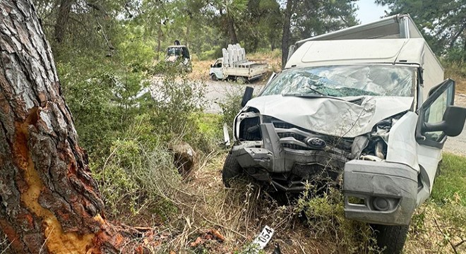 Antalya'da kamyonet ağaca çarptı: 1 ölü