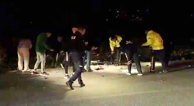 Antalya'da kaza yapan sürücünün dişlerini telefon ışığıyla aradılar
