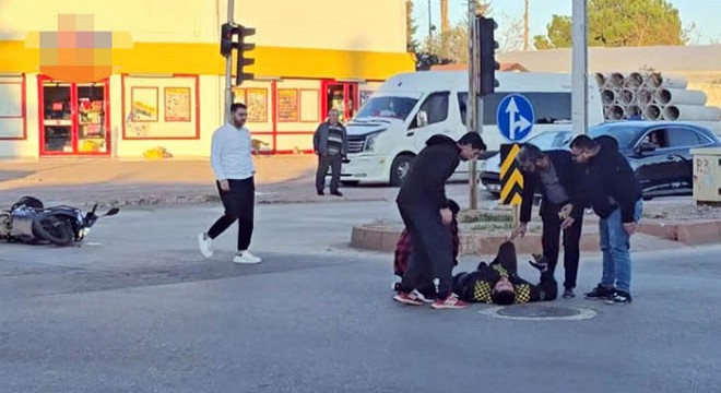 Antalya'da kazadan kaçmak isterken yola savruldu