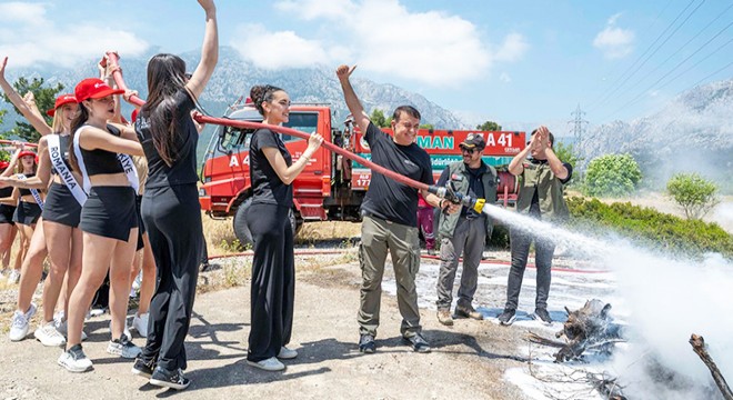 Antalya'da kraliçe adaylarına yangın söndürme eğitimi