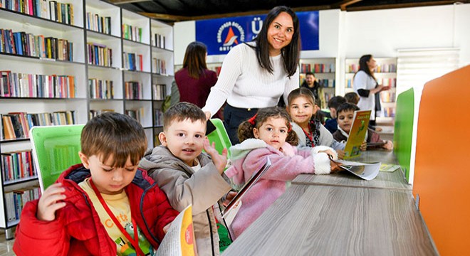 Antalya'da minik okurlar kütüphanede
