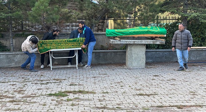 Antalya'da öldürülen kadın ile 2 çocuğu, toprağa verildi