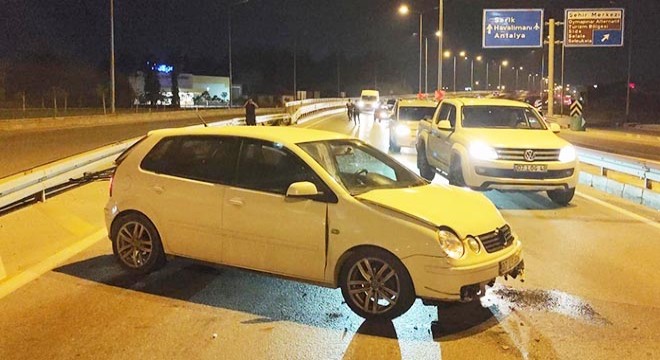Antalya'da otomobil bariyere çarptı: 2 yaralı