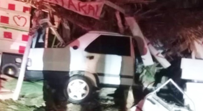 Antalya'da otomobil çilek tezgahını yerle bir etti