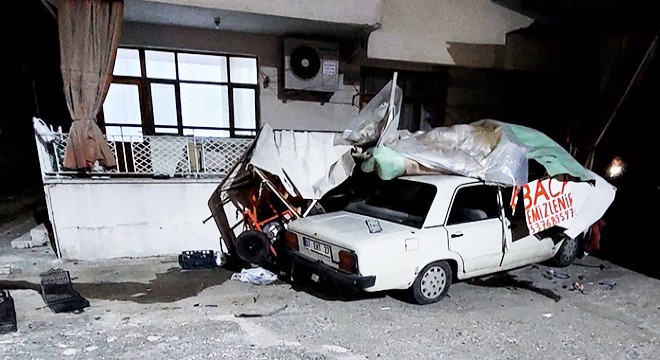 Antalya'da otomobil depoya çarptı: 1 yaralı