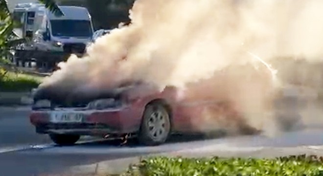 Antalya'da otomobil yangında kullanılamaz hale geldi