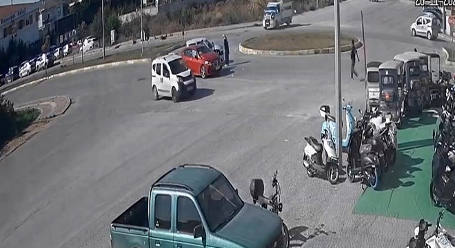 Antalya'da otomobillerin çarpıştığı kaza kamerada