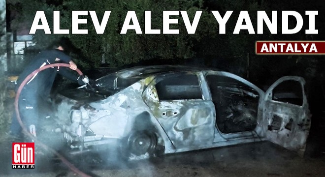 Antalya'da park halindeki araç alev alev yandı