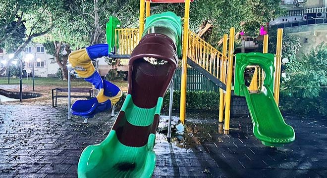 Antalya'da parktaki kaydırak yandı