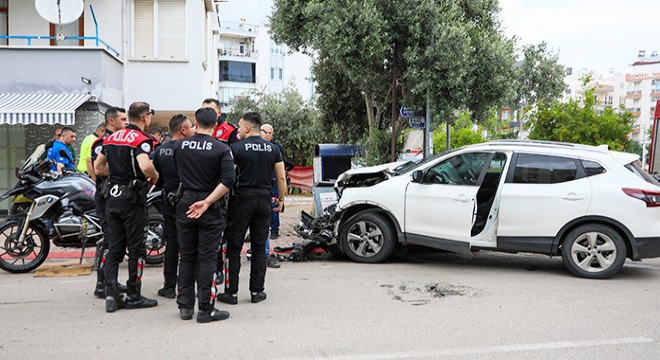 Antalya'da polis motosikletiyle otomobil çarpıştı: 3 yaralı