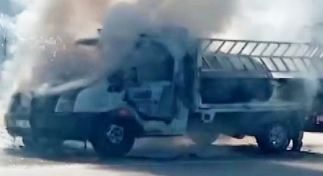 Antalya'da seyir halindeki kamyonet yandı